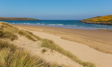 Crantock koyu ve Plajı Kuzey Cornwall İngiltere İngiltere Newquay yakınındaki ve mavi gökyüzü ve denizin ile baharda Güney West Coast yolda