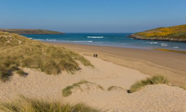 Sörf beach Crantock Kuzey Cornwall İngiltere İngiltere Newquay yakınındaki ve mavi gökyüzü ve denizin ile baharda Güney West Coast yolda