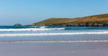 Crantock Kuzey Cornwall İngiltere İngiltere Newquay yakınındaki ve South West Coast yol bahar ile mavi gökyüzü ve denizin dalgaları