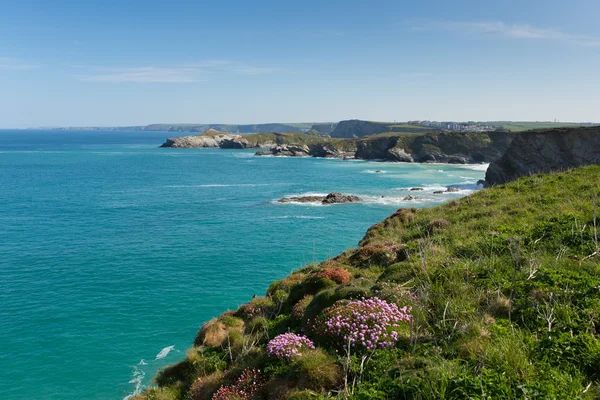 Norte de Cornwall costa Newquay Reino Unido hermosa escena costera de Cornualles en primavera con el cielo azul y el mar —  Fotos de Stock