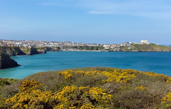 Newquay Cornwall északi brit kikötő felé szép korni tengerparti jelenet-tavasszal kék ég és a tenger — Stock Fotó