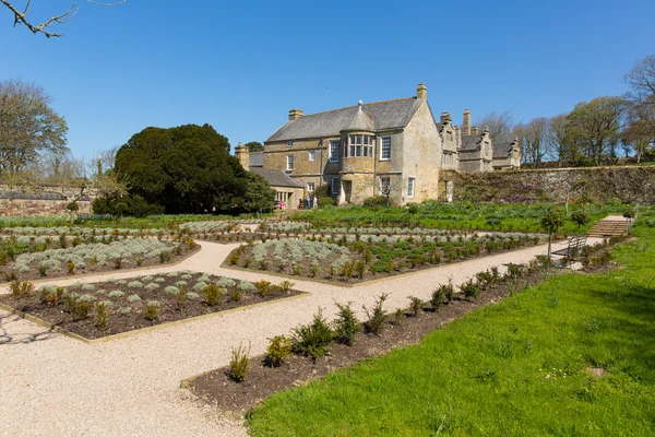 Trerice ház Erzsébet-kori manor közelében Newquay Cornwall Anglia egy turisztikai attrakció, szép kertek-tavasszal kék ég — Stock Fotó