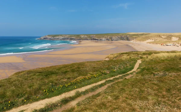 Sentiero costiero Holywell Bay Cornovaglia Inghilterra Regno Unito vicino Newquay e Crantock in primavera con cielo blu — Foto Stock