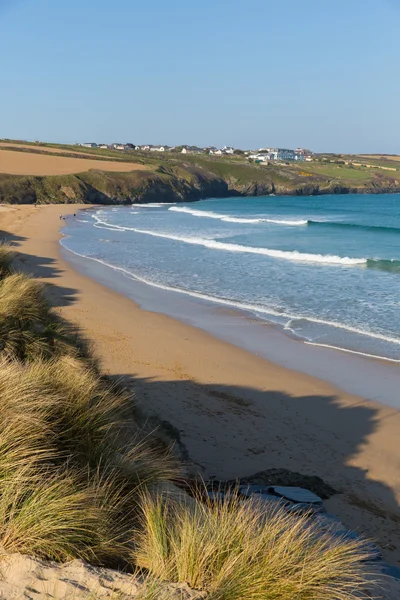 Crantock beach utsikt över västra Pentire och Bowgie Inn North Cornwall England Storbritannien nära Newquay på våren med blå himmel och hav — Stockfoto