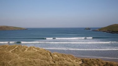 Bahar sabahı Crantock beach Kuzey Cornwall İngiltere İngiltere Newquay yakınındaki sörf