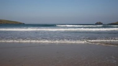 Sörf ve dalgalar Crantock Kuzey Cornwall İngiltere İngiltere Newquay yakınındaki plaj