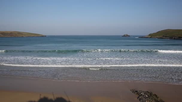 Onde sulla spiaggia di Crantock Cornovaglia Inghilterra Regno Unito vicino Newquay — Video Stock