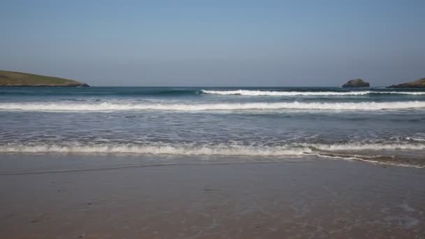 Surf en golven Crantock strand Noord Cornwall Engeland Verenigd Koninkrijk in de buurt van Newquay — Stockvideo