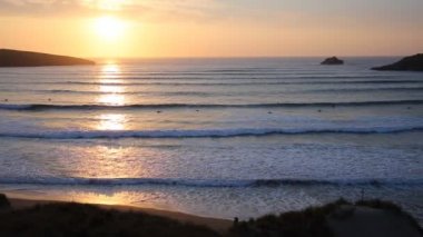 Hala Crantock koyu ve Plajı Kuzey Cornwall İngiltere İngiltere Newquay yakınındaki bahar akşamları sörf sörfçü ile Cornwall günbatımı