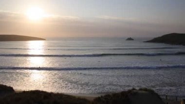 Hala Crantock koyu ve Plajı Kuzey Cornwall İngiltere İngiltere Newquay yakınındaki bahar akşamları sörf sörfçü ile Cornwall günbatımı