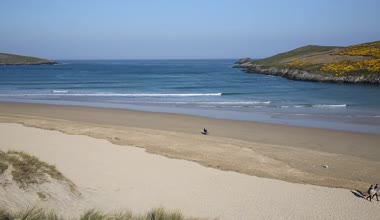 Cornish sörf beach Crantock defne Cornwall İngiltere İngiltere Newquay yakınındaki ve mavi gökyüzü ve denizin ile baharda Güney West Coast yolda