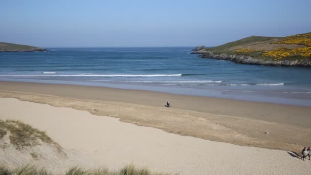 Cornish surfing strand Crantock bay Cornwall England nær Newquay og på sydvestkysten Path i foråret med blå himmel og hav – Stock-video
