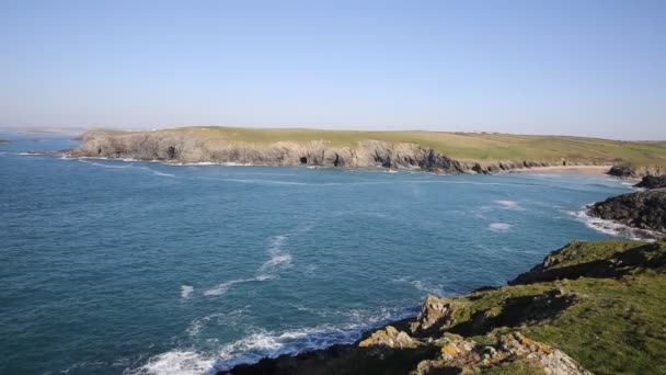 A Angra de Cornwall Porth gracejo pela Baía Norte Cornwall Inglaterra Reino Unido de Crantock — Vídeo de Stock