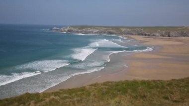 Holywell Bay Cornwall İngiltere Pan Newquay ve Crantock ilkbaharda mavi gökyüzü ile yakın