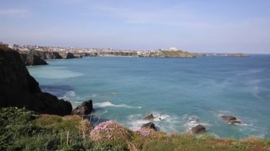 Newquay Cornwall İngiltere mavi gökyüzü ve deniz ile ilkbaharda güzel Cornish sahil liman için kıyı sahne