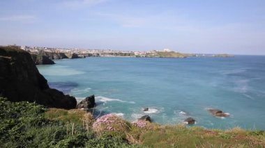 Newquay coast Kuzey Cornwall İngiltere'de liman doğru bahar ile mavi gökyüzü ve denizin güzel Cornish kıyı sahnede