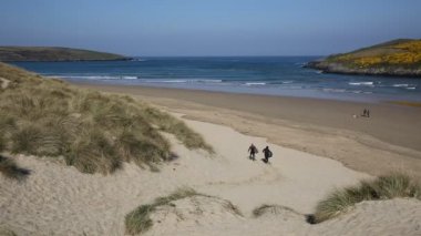 Cornwall sörf plaj sörfçü uzak kamera Crantock defne North Cornwall İngiltere Newquay yakın yürüme