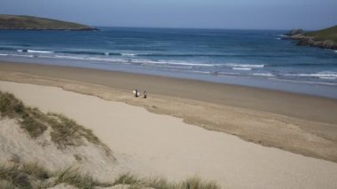 Crantock koyu ve Plajı Kuzey Cornwall İngiltere İngiltere Newquay yakınındaki ve mavi gökyüzü ve denizin ile baharda Güney West Coast yolda