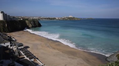 Tolcarne plaj Newquay Kuzey Cornwall Uk mavi gökyüzü ve denizin ile bahar Narrowcliffe tarafından