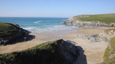Newquay yakınlarındaki Crantock körfezi Cornwall İngiltere İngiltere yanında ve Güney Batı Yakası Yolu da ilkbaharda mavi deniz ve gökyüzü ile Polly Joke olarak bilinen deniz fom Porth Joke plaj görünümü