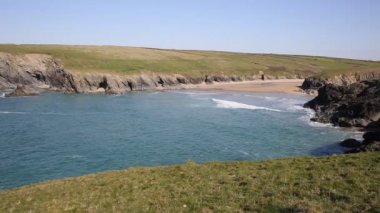 Newquay yakınlarındaki Crantock bay Cornwall İngiltere İngiltere tarafından Porth Joke plaj görünümü ve Güney Batı Yakası Yolu da ilkbaharda mavi deniz ve gökyüzü ile Polly Joke olarak bilinen