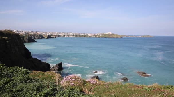 Pobřeží Newquay North Cornwall Uk směrem k přístavu cornwallského pobřeží Nusle na jaře s modrou oblohu a moře — Stock video