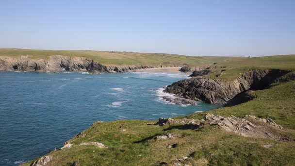 Porth Joke playa y costa al lado de Crantock Bay Cornwall Inglaterra Reino Unido cerca de Newquay y en el camino de la costa suroeste también conocido como Polly Broma en primavera con el mar azul y el cielo — Vídeo de stock