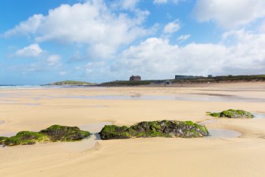 Fistral plaj Newquay Kuzey Cornwall bahar İngiltere'de popüler