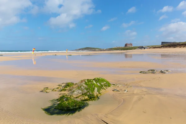 Fistral beach Newquay Cornouailles du Nord printemps populaire au Royaume-Uni avec un ciel bleu — Photo