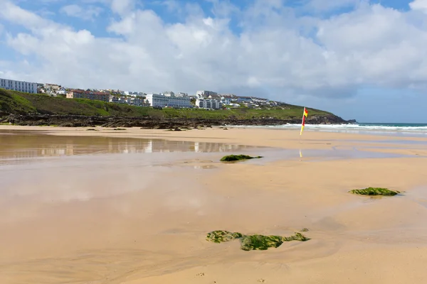 Plażą Fistral w Newquay North Cornwall jeden z najbardziej popularnych plaż surfowania w Wielkiej Brytanii — Zdjęcie stockowe