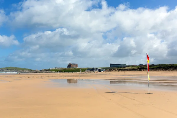 Στον αμμώδης παραλία Newquay Βόρεια Κορνουάλλη άνοιξη δημοφιλής στο Ηνωμένο Βασίλειο — Φωτογραφία Αρχείου