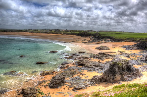 Harlyn Bay spiaggia North Cornwall Inghilterra Regno Unito vicino Padstow e Newquay con cielo grigio come un dipinto con paesaggio nuvoloso — Foto Stock