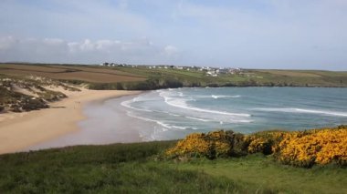 Crantock koyu ve Plajı Kuzey Cornwall İngiltere İngiltere Newquay yakınındaki bahar dalgalar ile
