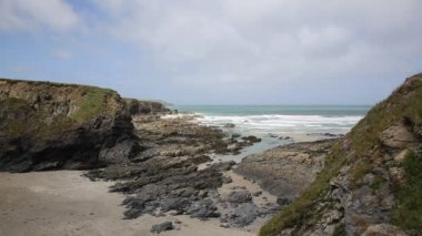 Kayalık kuzey Cornwall sahil Newtrain Bay Padstow ve Newquay yakınındaki ve mavi gökyüzü ve denizin ile baharda Güney West Coast yolda