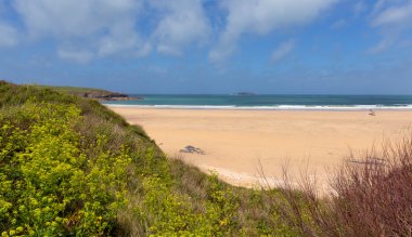 Padstow ve Newquay yakınındaki ve mavi gökyüzü ve denizin ile baharda Güney West Coast yolda Harlyn Körfezi Kuzey Cornwall İngiltere İngiltere