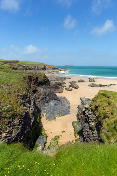 Harlyn öböl északi Cornwall Anglia Egyesült Királyság Padstow és Newquay közelében és a South West Coast Path-tavasszal kék ég és a tenger — Stock Fotó