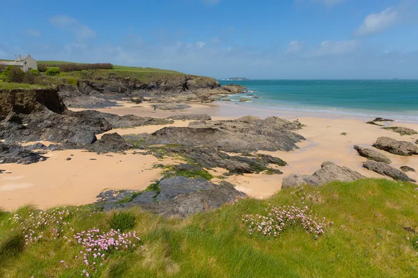 Costa rocosa Harlyn Bay North Cornwall Inglaterra Reino Unido cerca de Padstow y Newquay y en la ruta de la costa suroeste en primavera con cielo azul y mar —  Fotos de Stock