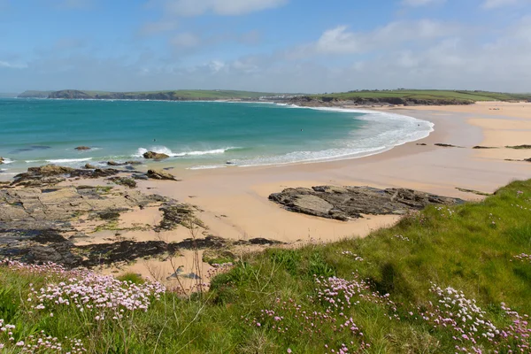 Mar azul em Harlyn Bay North Cornwall England UK perto de Padstow e Newquay e no caminho da costa sudoeste na primavera com céu azul e mar — Fotografia de Stock