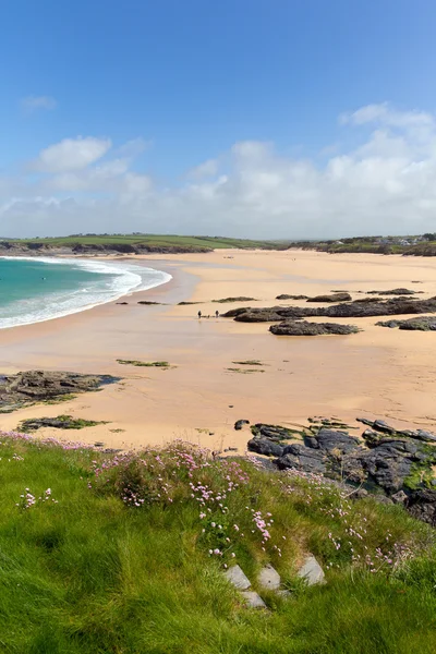 Harlyn Bay Cornwall Англия Великобритании вблизи Пэдстоу и Ньюки на пути юго-западном побережье весной с голубым небом и морем — стоковое фото