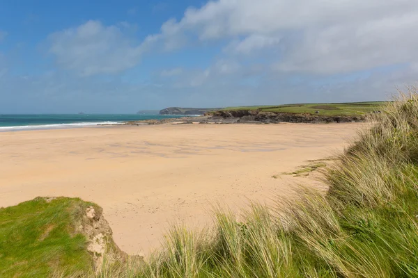 Harlyn Bay sables Cornouailles du Nord Angleterre Royaume-Uni près de Padstow et Newquay et sur le sentier de la côte sud-ouest au printemps avec ciel bleu et mer — Photo