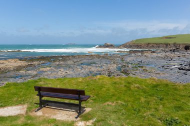Kayalık kuzey Cornwall sahil Newtrain Bay Padstow ve Newquay yakınındaki ve mavi gökyüzü ve denizin ile baharda Güney West Coast yolda