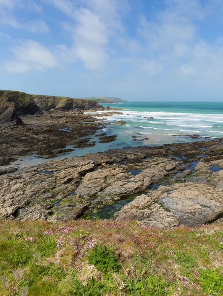 Newtrain Bay North Cornwall near Padstow and Newquay rocky coast and on the South West Coastal Path in spring with blue sky and sea — Stock Photo, Image