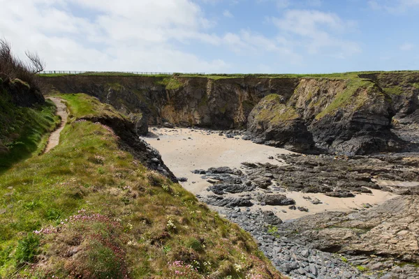 Sand- und felsige Bucht Newtrain Bay North Cornwall in der Nähe von Padstow und Newquay felsigen Küste und an der Südwestküste Pfad im Frühling mit blauem Himmel und Meer — Stockfoto
