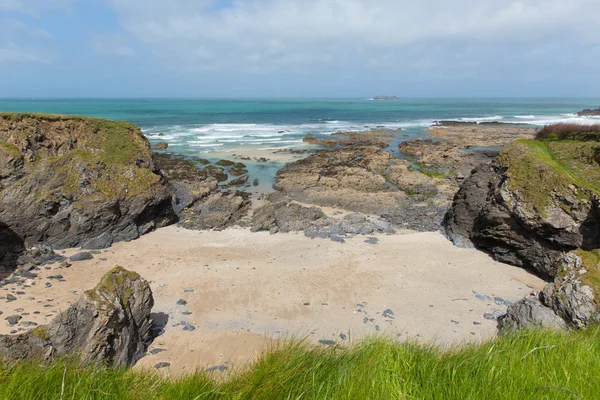 Sandy and rocky cove Newtrain Bay North Cornwall near Padstow and Newquay rocky coast and on the South West Coastal Path in spring with blue sky and sea — Stock Photo, Image