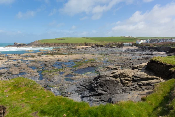 Newtrain Bay North Cornwall perto de Padstow e Newquay costa rochosa e no caminho costeiro do Sudoeste na primavera com céu azul e mar — Fotografia de Stock