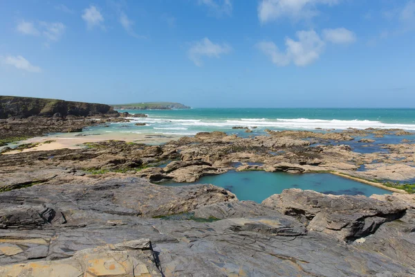 Newtrain Bay North Cornwall near Padstow and Newquay rocky coast and on the South West Coastal Path in spring with blue sky and sea — 스톡 사진