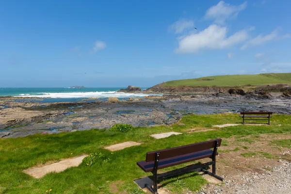 Newtrain bay north cornwall in der Nähe von Padstow und newquay felsigen Küste und an der Südwestküste Pfad im Frühling mit blauem Himmel und Meer — Stockfoto