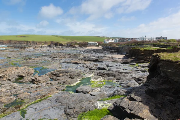 Newtrain Bay North Cornwall perto de Padstow e Newquay costa rochosa e no caminho costeiro do Sudoeste na primavera com céu azul e mar — Fotografia de Stock