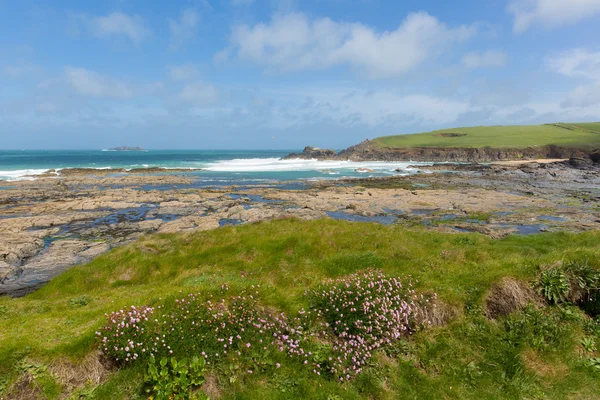 Newtrain Bay Noord Cornwall in de buurt van Padstow en Newquay rotsachtige kust en op de Zuid-West Coastal Path in het voorjaar met blauwe hemel en zee — Stockfoto