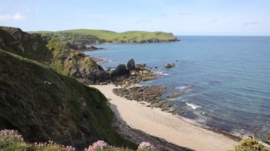 Umut Cove İngiltere İngiltere Salcombe ve Thurlstone yakınındaki Güney Devon kıyısında Güney Batı sahil yolu görünümünü